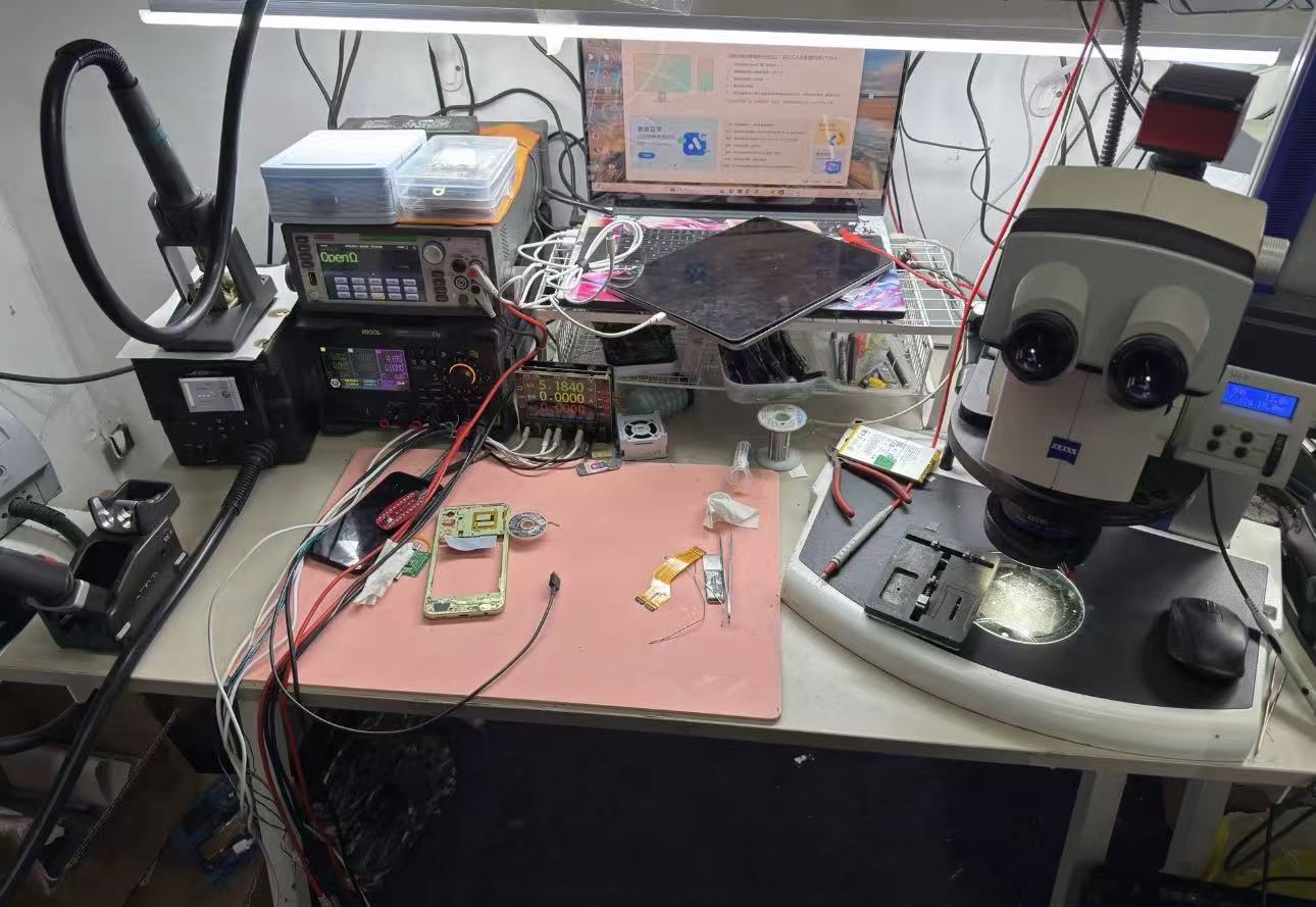 Banco tecnico per riparazione smartphone a Lucca